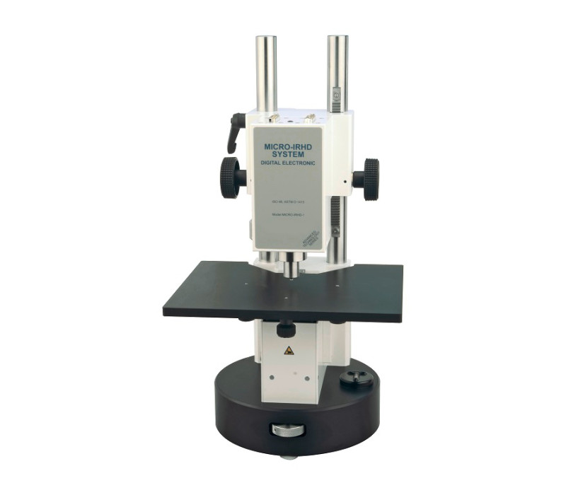 La table de support du Micro IRHD se déplace automatiquement vers la tête de mesure.