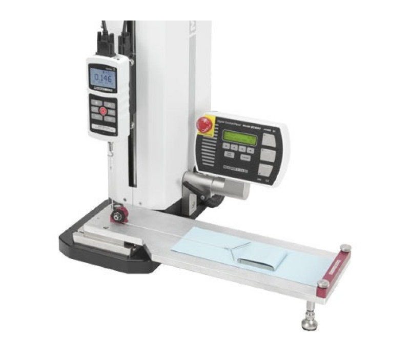 La fixation G1086 COF comprend un large plan de travail, un traîneau de 200 g, une pince échantillon, câble et une poulie. Disponible dans un kit avec la jauge M5-2-COF