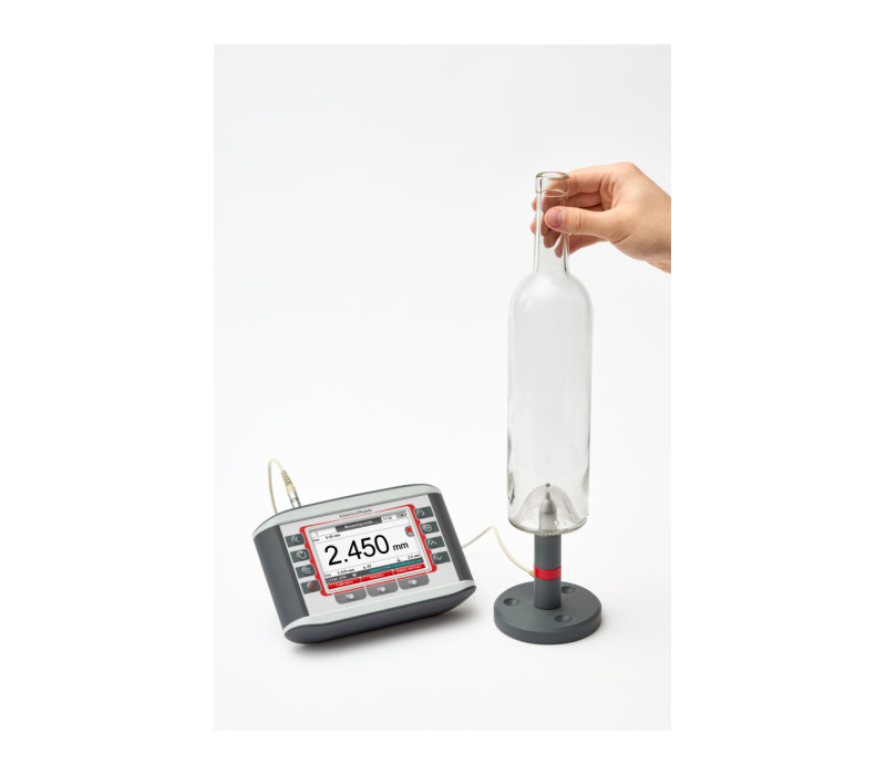 MiniTest FH avec sonde standard FH 4 sur support pour mesurer l'épaisseur d'une bouteille en verre