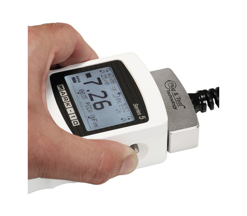 Le connecteur Plug &amp; Test® se verrouille dans le réceptacle de l'indicateur lorsqu'il est complètement inséré. Les deux boutons situés sur le boîtier de l'indicateur libèrent le connecteur pour un retrait facile. Les contacts à ressort plaqués ou assurent une connexion durable et fiable. 