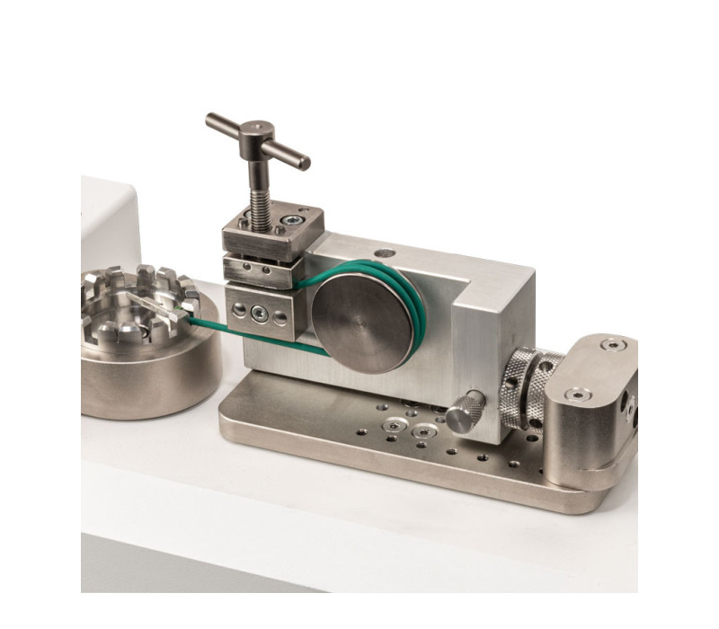 Ensemble de pince à borne AC1134 en option. Fixe l'extrémité libre de l'échantillon à l'aide d'une borne et d'un étau. Basé sur la pince modèle G1102