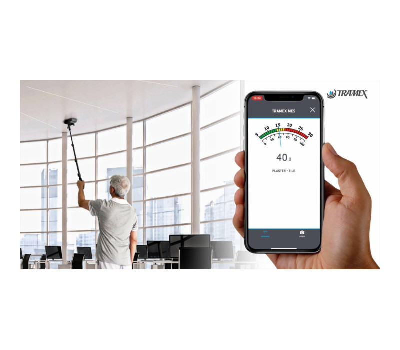 Appareil Tramex utilisé au plafond avec perche d’extension connecté à l’application